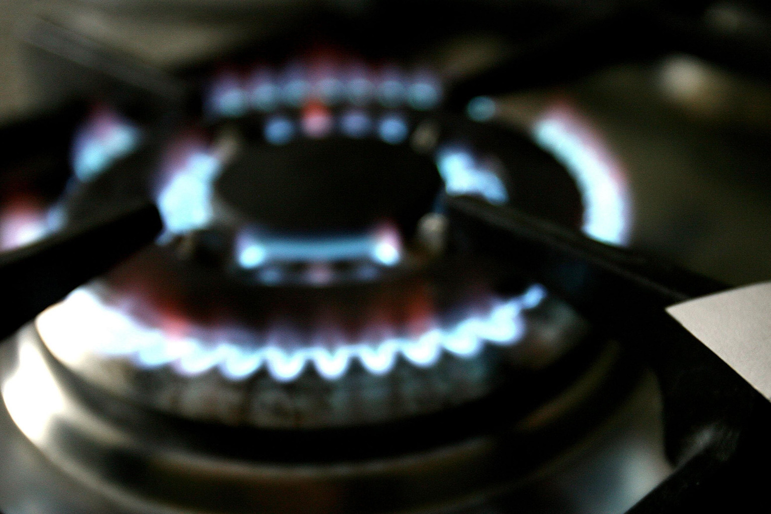 Household energy bills set to soar despite £1,000 drop in price cap 