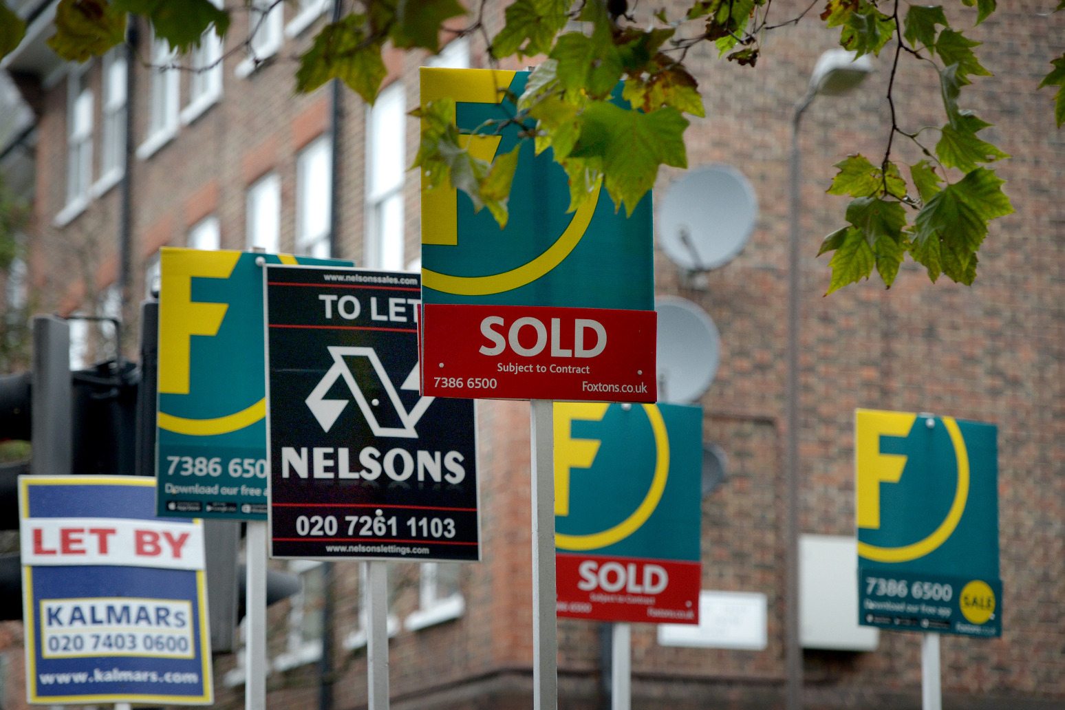 London rent prices surge by 20% but house sales losing steam 