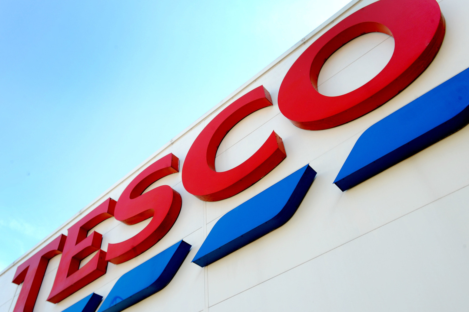 Tesco hands store workers 7 per cent pay increase 