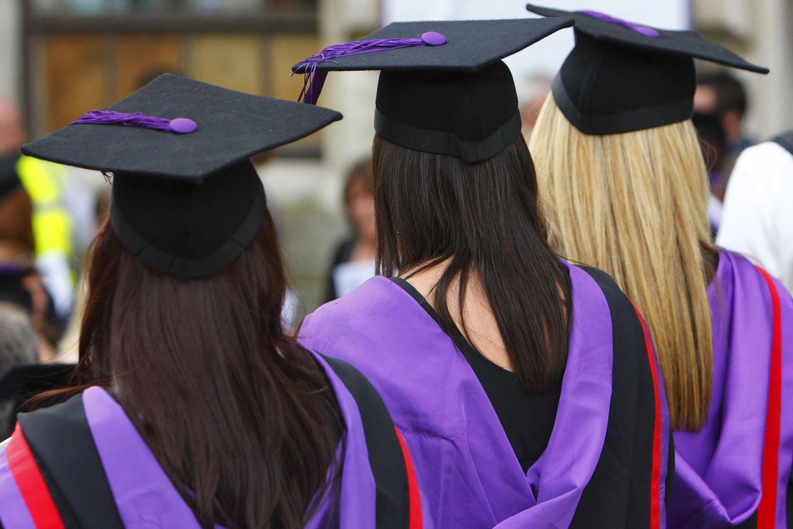 Government announces student numbers cap for ‘rip-off’ university degrees 
